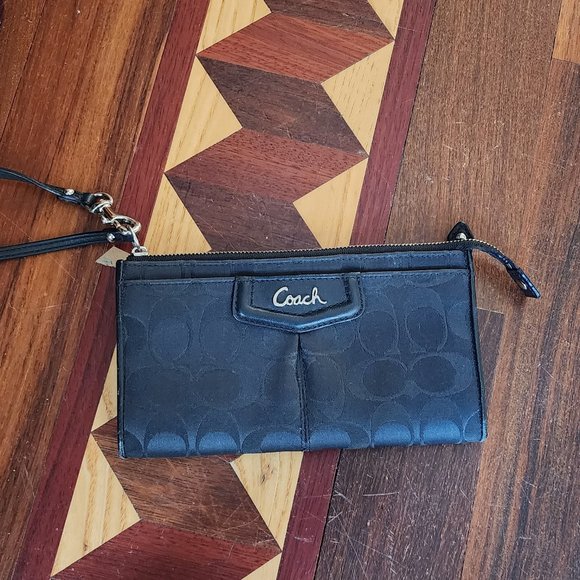 Coach F48091 Ashley Black Signature Zippy Wristlet Wallet - Picture 5 of 14
